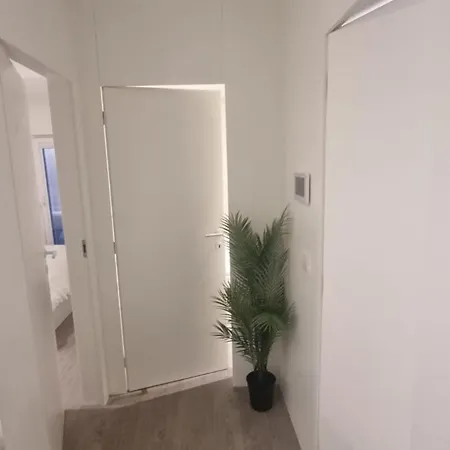 2 Bedrooms Flat Apartment *
